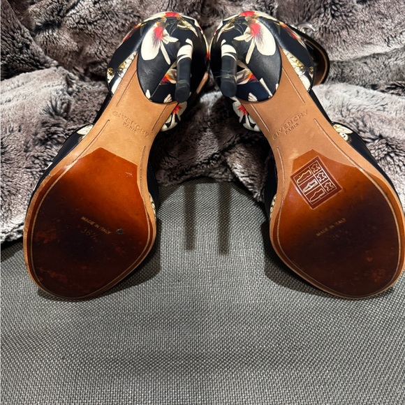 Authentic Givenchy heels - Picture 4 of 6
